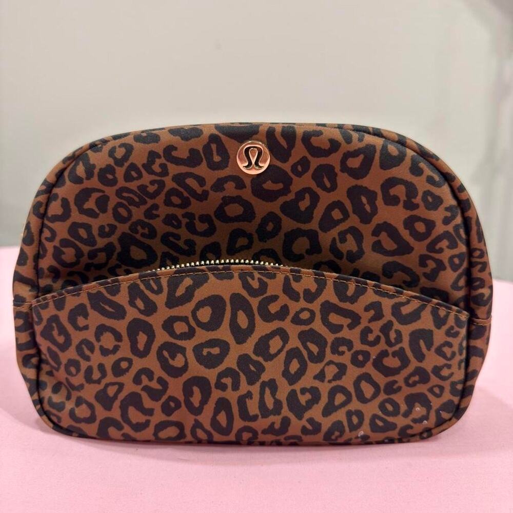 Lululemon leopard print bag i